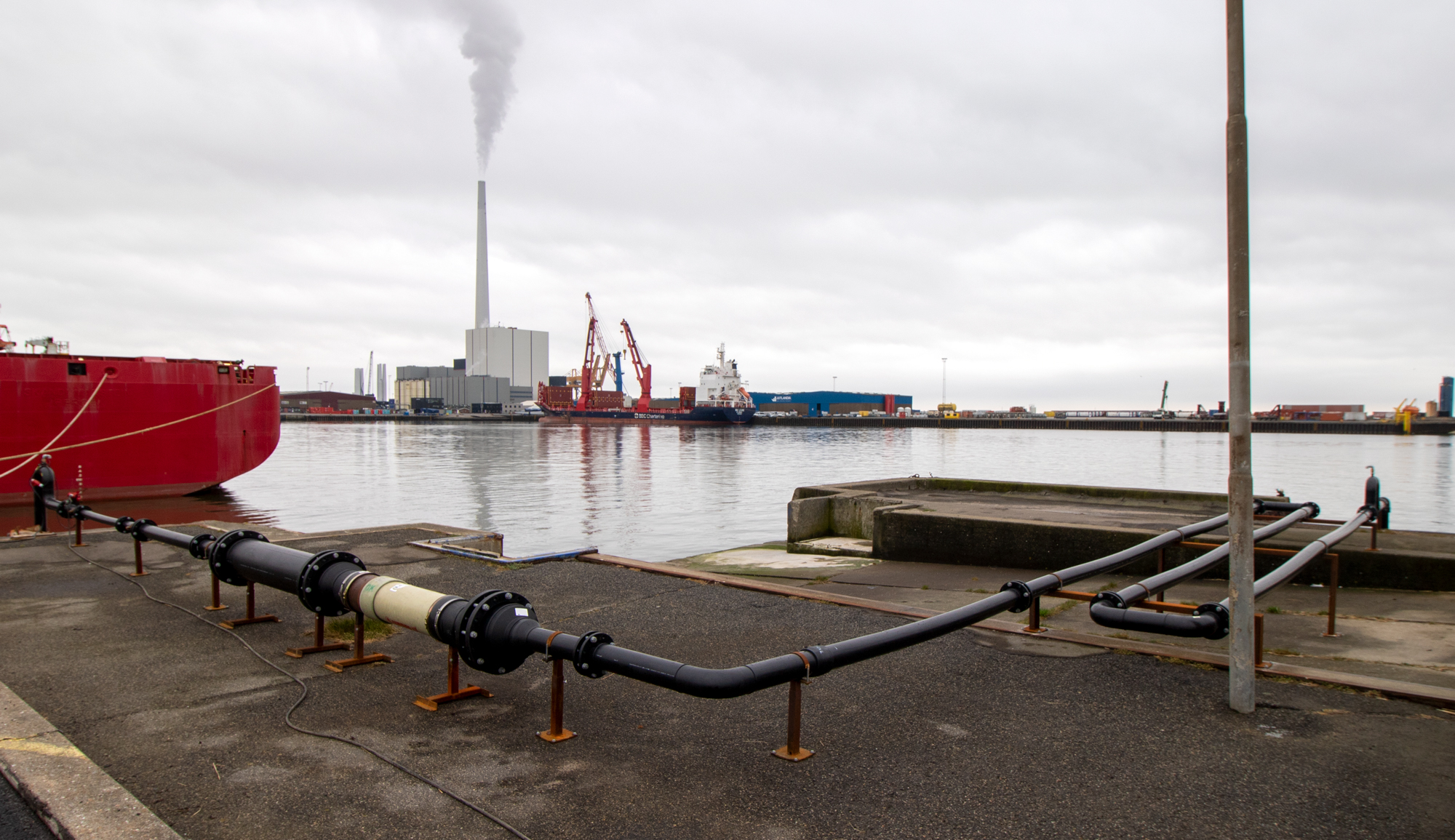 Billede fra Esbjerg Havn. Forgrunden er en testhavpumpe. Baggrund er Ørsteds blok 3